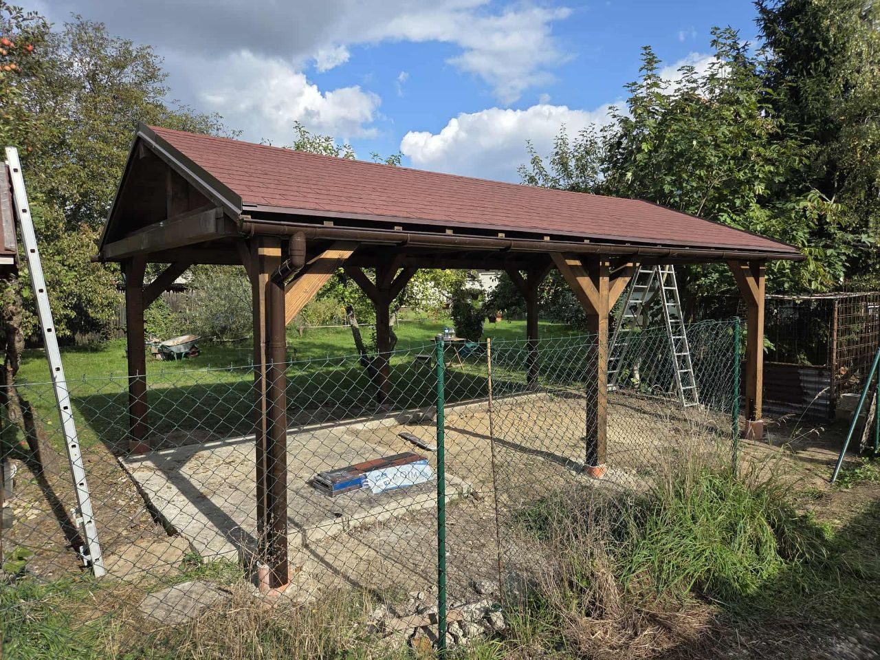 Kotvení pergoly: typy, kotevní prvky a nejčastější chyby